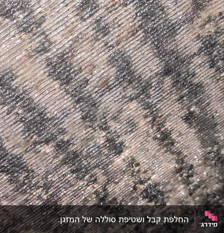 סליל מזגן עם לכלוך ואבק על פני השטח
